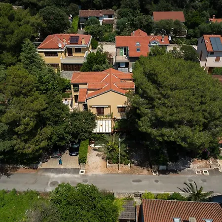 Emma マリ・ロシニュ