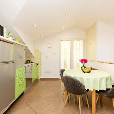 Emma マリ・ロシニュ